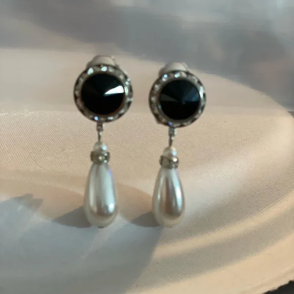 Vintage Clip On Earrings - Picture 4 of 8